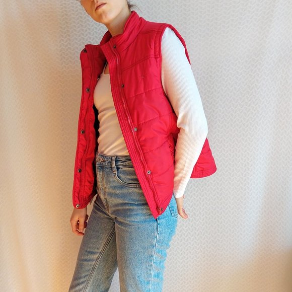 Sleeveless red puffer jacket - Picture 5 of 14